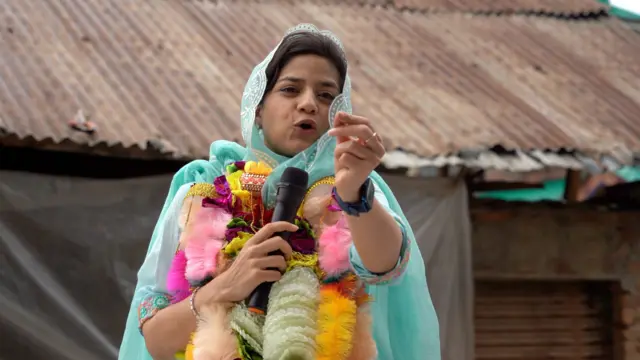 पूर्व मुख्यमंत्री महबूबा मुफ़्ती की बेटी इल्तिजा मुफ़्ती पहली बार चुनाव मैदान में उतरी हैं. 