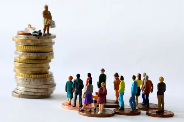 Imagem que ilustra a desigualdade econômica, com moedas e pessoas