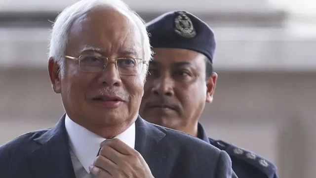Najib Razak ditahan dalam dugaan penyalahgunaan kekuasaan.