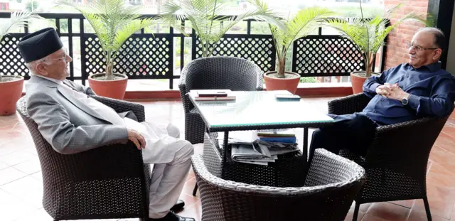 सोमवार बालुवाटारमा भेटवार्ता गर्दै ओली र प्रचण्ड