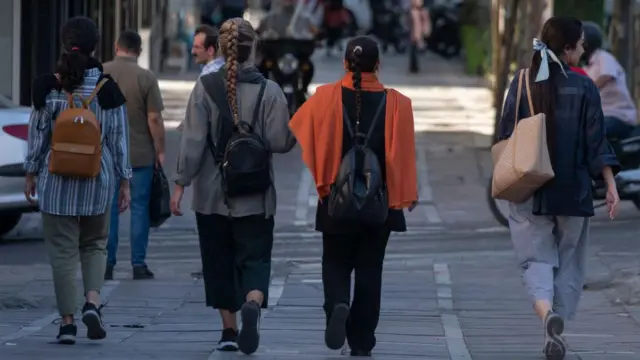 زنان بدون حجاب