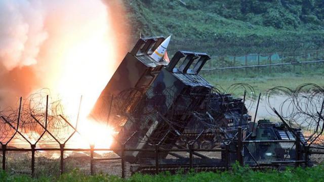 Lanzamiento de misil ATACMS durante un ejercicio militar en Corea del Sur