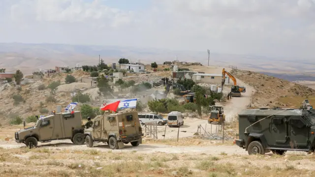 هدم جيش الاحتلال الإسرائيلي، برفقة جرافات، منازل فلسطينية في قرية خلة الضبع بمنطقة مسافر يطا، جنوب الخليل، بالضفة الغربية، ما أدى إلى تهجير نحو 120 فلسطينياً في 5 مايو/أيار 2025.