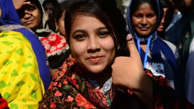 নির্বাচনে ভোট দিয়ে বেরিয়েছেন একজন নারী (প্রতীকী ছবি)