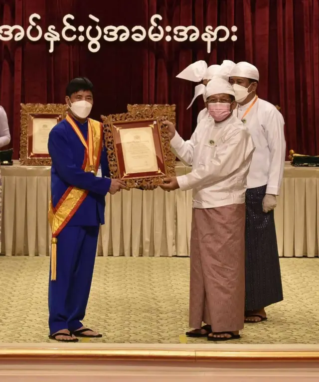 ဗိုလ်ချုပ်မှူးကြီးမင်းအောင်လှိုင်က လျိုအားပေါက် ကို‘အဂ္ဂမဟာသီရိသုဓမ္မမဏိဇောတဓရ’ ဘွဲ့ ချီးမြှင့်