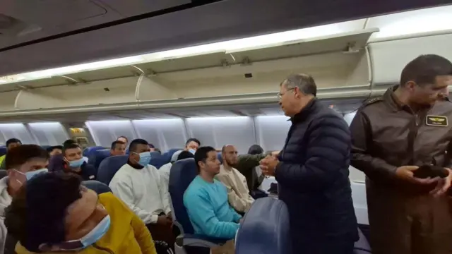 Foto del interior del avión de la Fuerza Aeroespacial Colombiana que llevó de vuelta a su país a deportados desde El Paso, Texas.