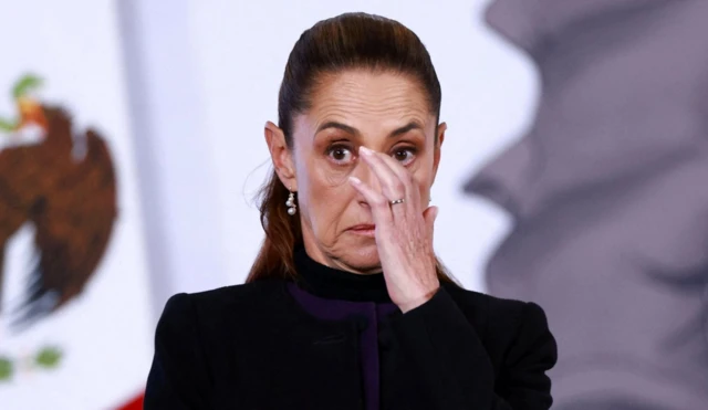 Ülkenin kadın başbakanı basın toplantısında duygulu görülüyor. Bir eliyle gözünü silerken ileri bakıyor.