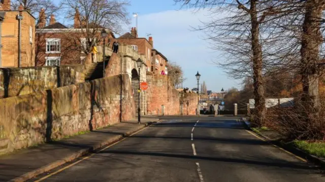 Tembok-tembok peninggalan era Romawi kuno di Chester adalah salah satu yang paling terpelihara di dunia