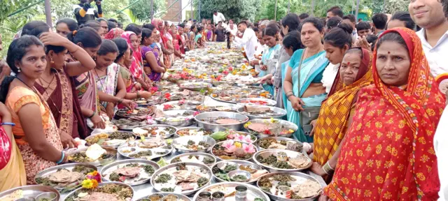 धुळे जिल्ह्यातील बारीपाडा येथे आयोजित वनभाजी महोत्सवात सहभागी महिला