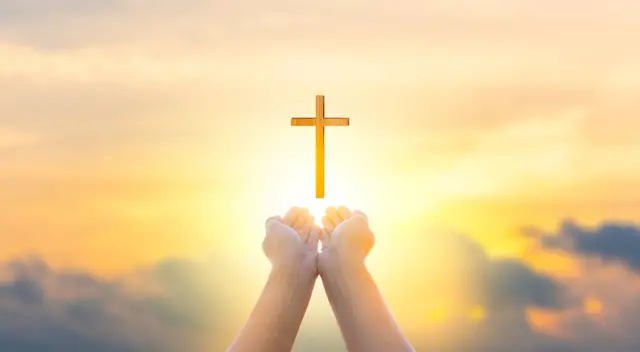 ক্রুশকে খ্রিস্টধর্মের প্রতীক হিসাবে দেখা হয়।