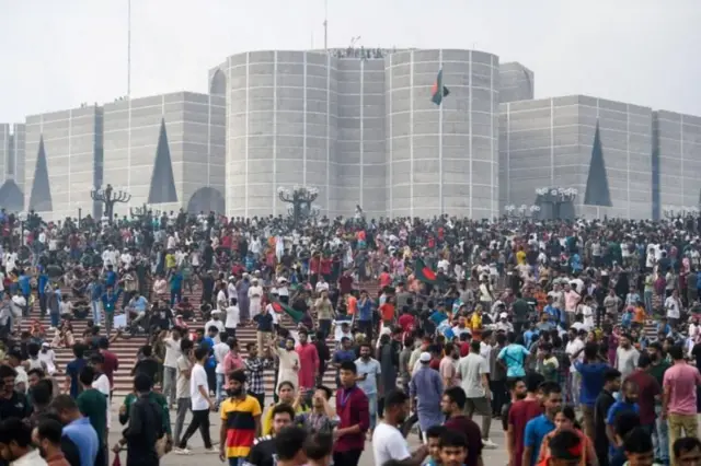 আওয়ামী লীগ সরকার পতনের দিন সংসদ ভবনে ঢল নামে সাধারণ মানুষের