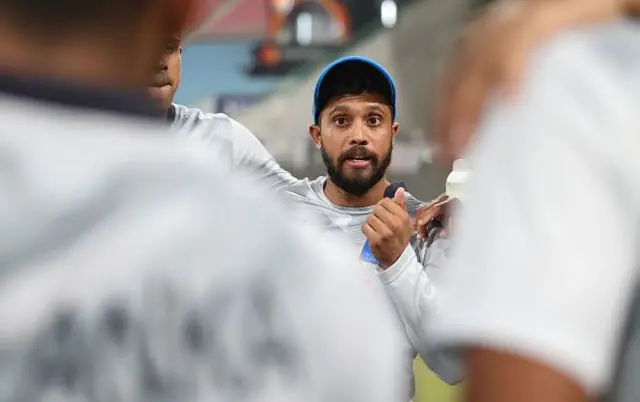 ඕස්ට්‍රේලියාව සමග අද (ඔක්. 16 වෙනිදා) ලක්නව්හිදී පැවැත්වෙන තරගයේ ශ්‍රී ලංකා කණ්ඩායමට නායකත්වය දෙනු ලබන්නේ කුසල් මෙන්ඩිස්ය.