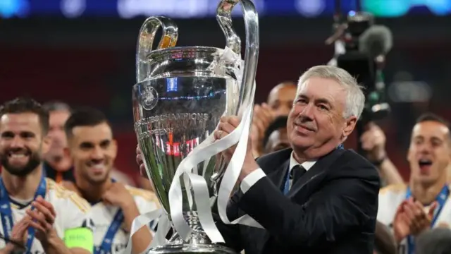 کارلو آنچلوتی در دو دوره حضور در رئال مادرید، پانزده جام کسب کرده است