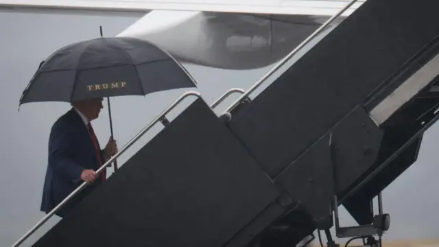 trump uçağına binerken