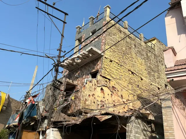 काही लोक जखमी झाले. त्यांना जवळच्या रुग्णालयात नेण्यात आले, अशीही माहिती देण्यात आली.