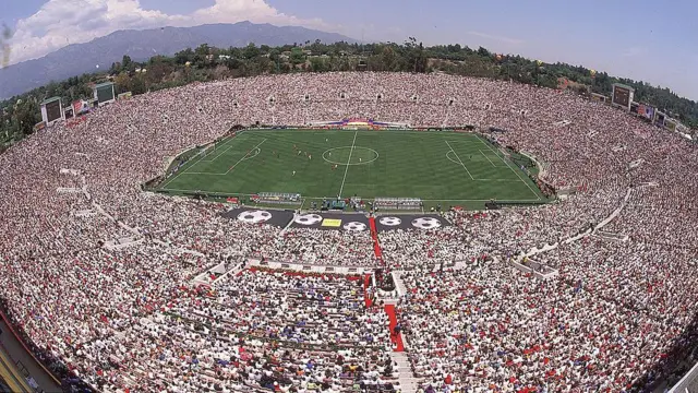 Vue d’ensemble du terrain et du stade lors du match États-Unis vs Chine au Rose Bowl Stadium