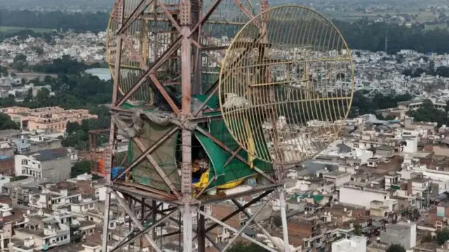 சுமார் 300 அடி உயர கோபுரத்தின் உச்சியில் குர்ஜித் சிங் தங்குவதற்காக ஒரு கூடாரத்தை அமைத்திருந்தார்.