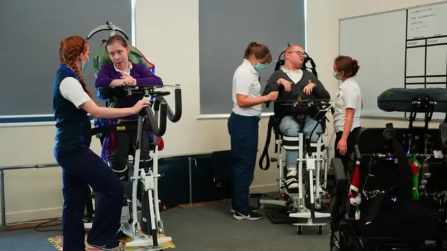 Jacob et Siren utilisent les appareils