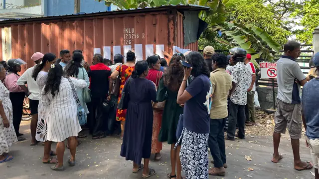 මීගමුව බන්ධනාගාර වෙත මාරු කර යැවු රැඳවියන් සම්බන්ධයෙන් තොරතුරු පරික්ෂා කරන ඥාතින් 
