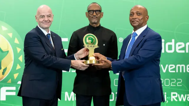 Perezida Kagame ashyikirizwa igihembo na Infantino wa FIFA (ibumoso) na Motsepe wa CAF (iburyo)
