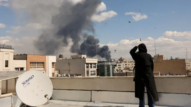 Дым поднимается после взрыва, произошедшего после ударов Израиля и США по Ирану, в Тегеране, Иран, 1 марта 2026 года.