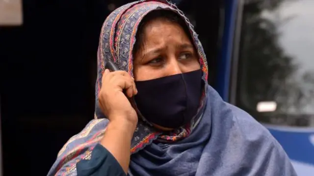 মালিকানা প্রতিষ্ঠানের সামনে উদ্বিগ্ন এক স্বজন।