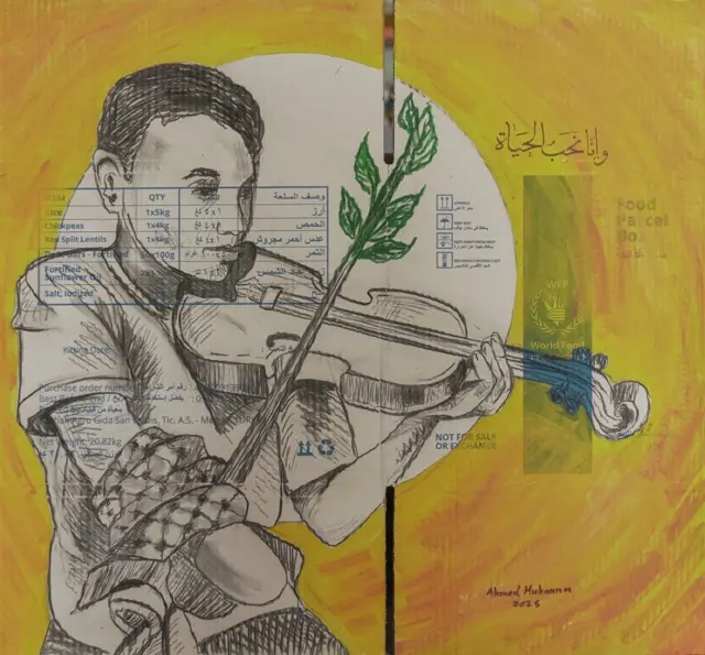 رسم لطفل بالألوان الأبيض والأسود يده ملفوفة بالكوفية الفلسطينية المربوطة بغضن زيتون تعلوه أوراق خضراء ويعزف فيها على الكمان، مع خلفية صفراء على لوحة مساعدات غذائية كتب في أعلاها باللغة العربية "وإنا نحب الحياة".