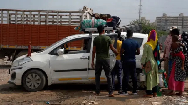 पलायन करते मज़दूर