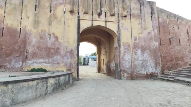 इसी गेट पर हुआ था फ़ोटोशूट