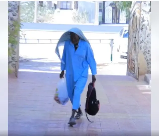 Sheekh Maxamed Xassan Maxmuud oo ah ganacsade dhabar rarato ah oo lugeeynay bartamaha Suuqa Laascaanood.