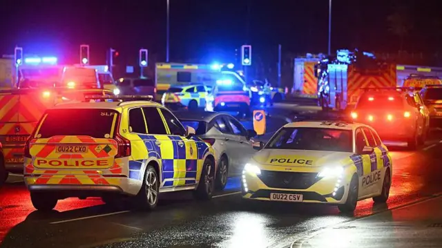 Машины полиции и скорой помощи прибывают к станции Хантингдон