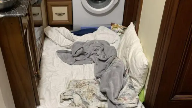 Кияни ховаються від російських обстрілів між двох стін у квартирах