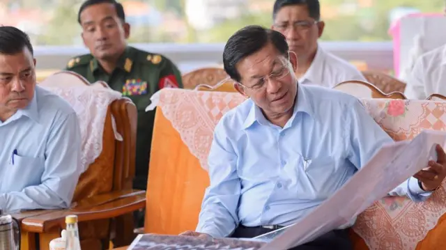 စစ်ခေါင်းဆောင်ဘေးမှာ အမြဲတွေ့ရတဲ့ စစ်ဖက်ရေးရာလုံခြုံရေးအရာရှိချုပ် ဗိုလ်ချုပ်ကြီးရဲဝင်းဦး