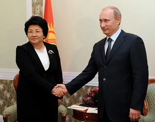 Отунбаева премьер-министр макамындагы Путин менен жолуккан бирден бир кыргыз президенти болду. 25-ноябрь 2010-жыл