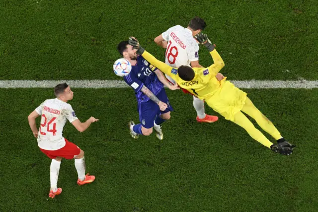 Польшалык дарбазачы Войцех Щесны алгач Мессини, андан соң анын пенальтисин да тосту