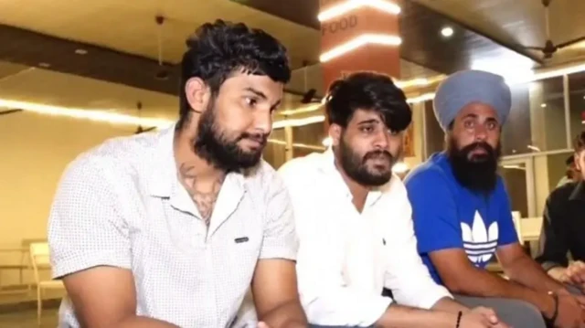 سه جوان پنجابی در کنار هم نشسته‌اند