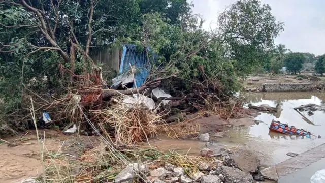 புயல் காரணமாக மலட்டாற்றில் கடும் வெள்ளம் ஏற்பட்டது 