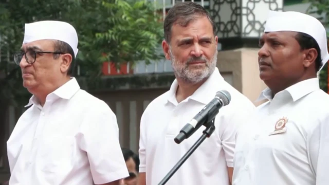 लोकसभेतील विरोधी पक्षनेते राहुल गांधी काँग्रेस मुख्यालयात ध्वजारोहण सोहळ्यादरम्यान.