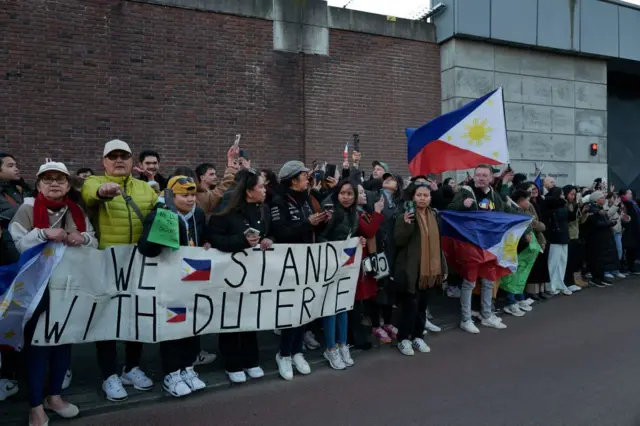 Para pendukung Duterte berkumpul di luar Lembaga Pemasyarakatan Den Haag untuk memprotes penangkapannya.