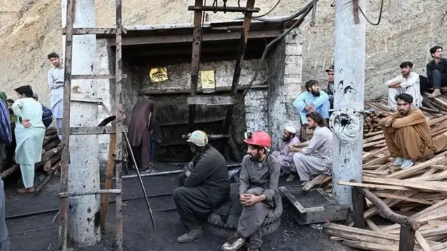 ګڼ کانکېندونکي د کان خولې ته څېرمه ناست دي.