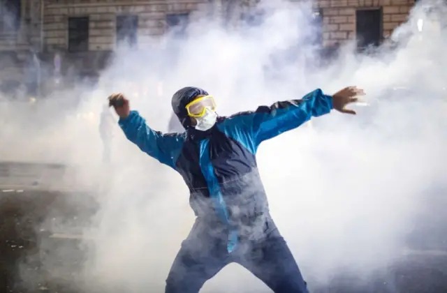 Демонстрант замахнулся булыжником