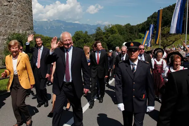 El  príncipe Hans-Adam II de Liechtenstein (tercero a la derecha) durante celebraciones de Día Nacional, 15 de agosto de 2016