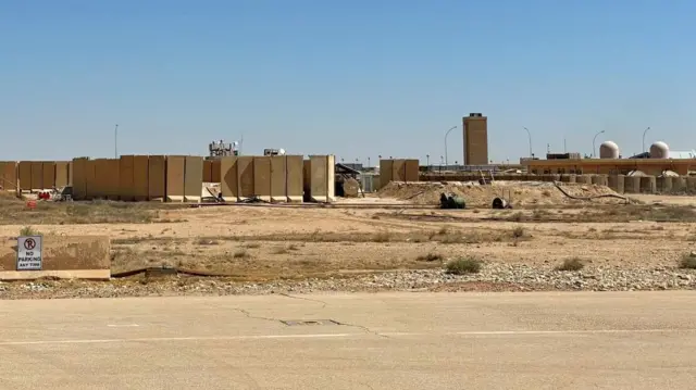 این عکس که در ۸ ژوئیه ۲۰۲۱ گرفته شده، نمایی از پایگاه هوایی عین‌الاسد را در استان انبار غربی عراق نشان می‌دهد که میزبان نیروهای آمریکایی است، یک روز پس از آن که چهارده راکت به این پایگاه شلیک شد. – چهارده راکت در ۷ ژوئیه به یک پایگاه هوایی که نیروهای آمریکایی در استان غربی انبار را میزبانی می‌کرد، شلیک شد و به گفته ائتلاف، به دو نفر از پرسنل آسیب جزئی وارد کرد. سخنگوی ائتلاف در توییتی اعلام کرد که راکت‌ها «بر روی پایگاه و محیط پیرامون» پایگاه عین‌الاسد فرود آمده‌اند و افزود خانه‌های محلی و یک مسجد نیز آسیب دیده‌اند. نیروهای امنیتی عراق گفتند که پرتاب‌کننده راکت در داخل یک کامیون حامل کیسه‌های آرد مخفی شده بود.