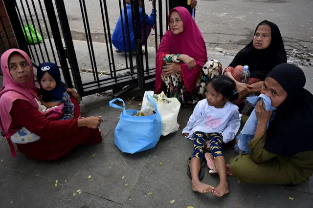 Warga menerima paket makanan (beras 5 kg, gula 1 kg, minyak goreng 1 liter) senilai Rp 50.000 dalam program ''pasar murah'' oleh pemerintah daerah di kantor kecamatan Kedungkandang di Malang, Indonesia, pada tanggal 10 Maret 2026.