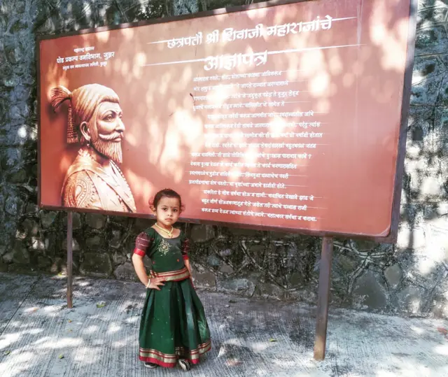 प्रत्येक किल्ल्याच्या पायथ्याची माती तिनं गोळा केली आहे. तिचा विश्वास आहे की या मातीत मावळ्यांचे परिश्रम आहेत.