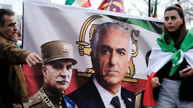 پاریس، ۱ مارس ۲۰۲۶ — در تجمعی از سوی بخشی از ایرانیان خارج از کشور پس از اعلام کشته‌شدن علی خامنه‌ای در حملات هوایی آمریکا و اسرائیل، معترضان تصویری از رضا پهلوی را در دست دارند.