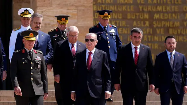 YAŞ üyeleri toplantı öncesi Anıtkabir'i ziyaret ederken, Cumhurbaşkanı Erdoğan, bakanlar ve kuvvet komutanları merdivenlerden aşağı yürüyor