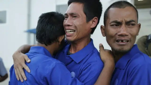 Empat ABK Indonesia yang dibebaskan tiba di bandar udara di Kenya pada 2016.