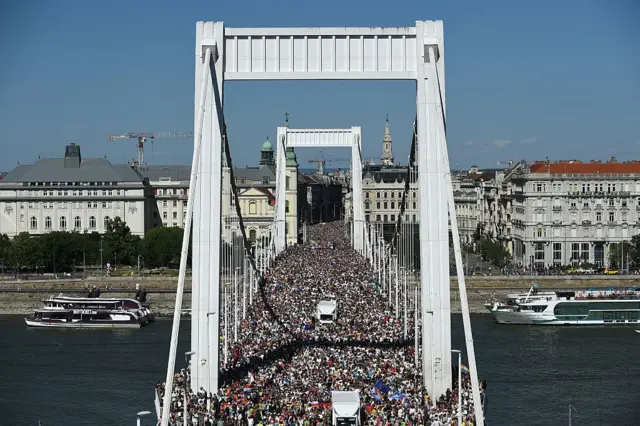 Tłumy gromadzą się na 30. Marszu Równości w Budapeszcie, Węgry 28 lipca.