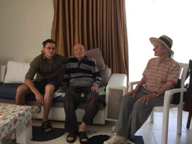 Ҳалил бобоси Рўзи Назар ва бувиси билан.